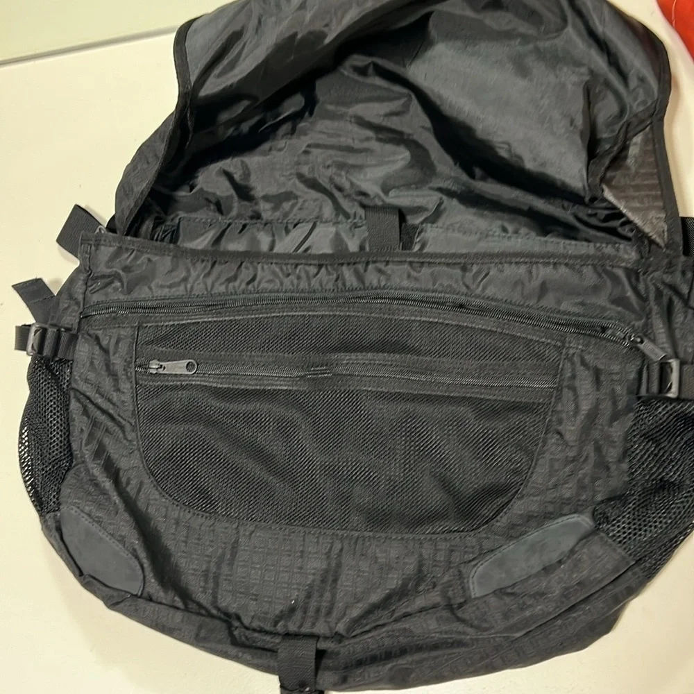 L L Bean messenger bag black like new !